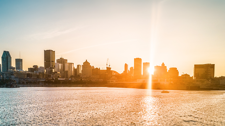 Un coucher de soleil projetant une lueur chaleureuse sur la skyline de Montréal.
