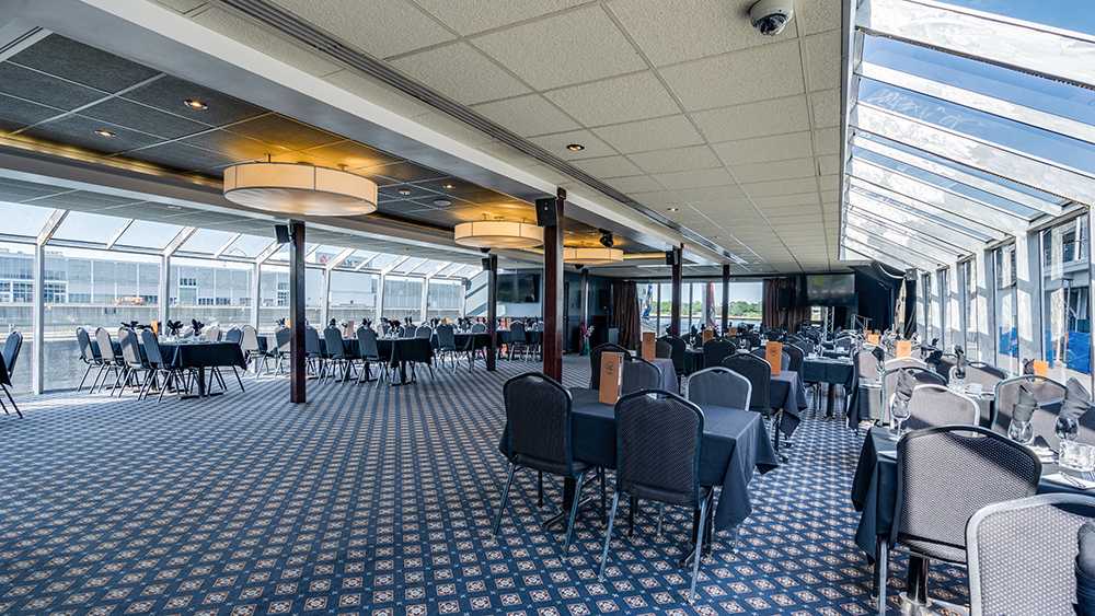 Vue sur la salle privée à bord du navire AML Cavalier Maxim avec les tables dressées