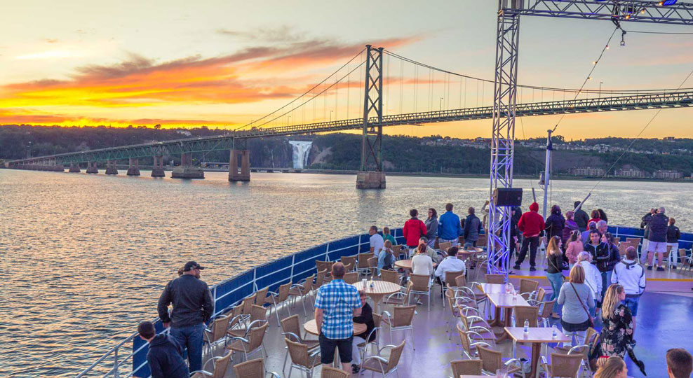 Chutes Montmorency vue du Louis Jolliet au couché du soleil