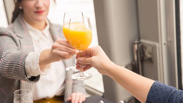 Cheers avec nos verres de mimosa