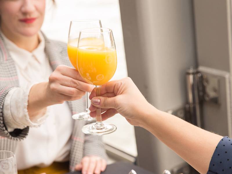 Cheers avec nos verres de mimosa
