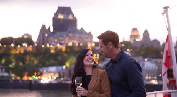 Couple in front of the Château Frontenac