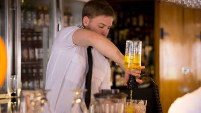 Préposé au bar en action