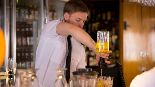 Préposé au bar en action