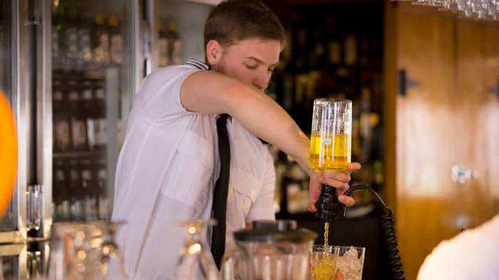 Préposé au bar en action