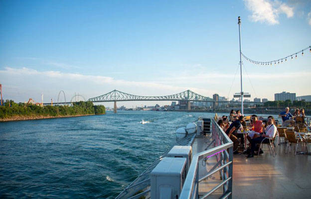 Passagers sur la terrasse du AML Cavalier Maxim