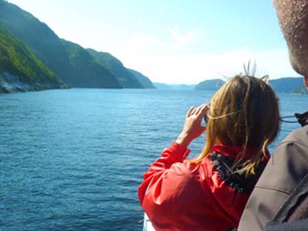 Couple sur le bateau dans le fjord