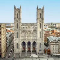 Basilique Notre-Dame de Montréal avec en premier plan la place d'Armes et quelques immeubles de Montréal