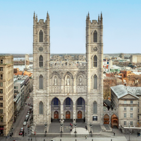 Basilique Notre-Dame de Montréal avec en premier plan la place d'Armes et quelques immeubles de Montréal