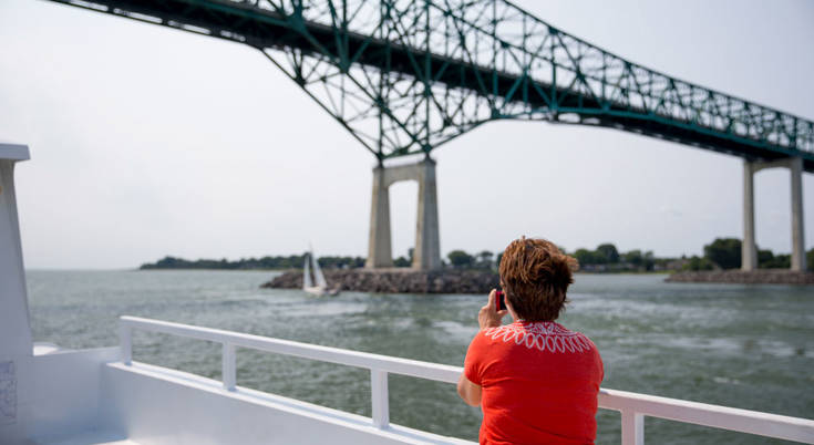 Femme admirant le pont Laviolette