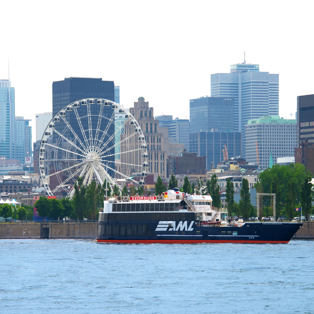 Montreal Guided Sightseeing Cruise with view on the JacquesCartier