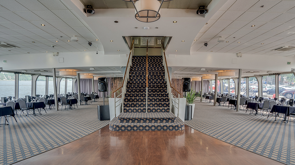 Escalier principal avec vue sur la salle principale du navire AML Louis Jolliet à Québec