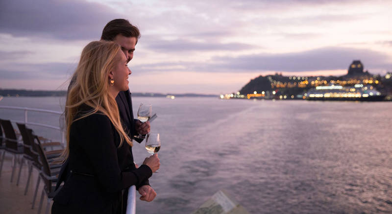 Couple profitant de la terrasse du Louis Jolliet