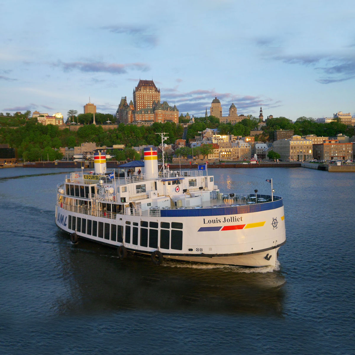 AML Louis Jolliet devant la ville de Québec