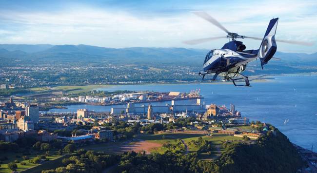 Hélicoptère survolant la ville de Québec