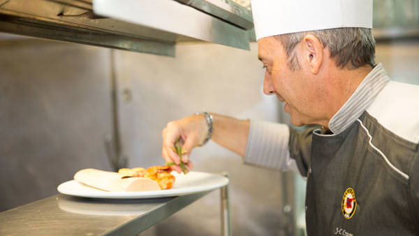 Cuisinier terminant un service