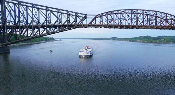 Louis Jolliet under the birdge