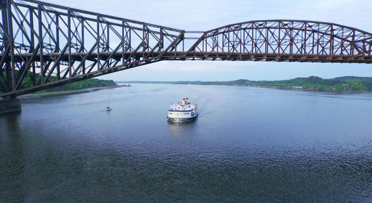 Louis Jolliet under the birdge